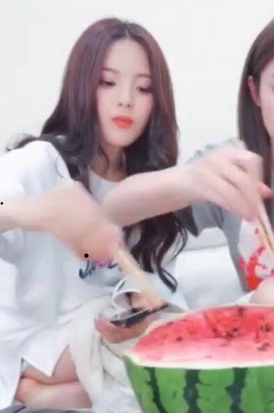 瓜地吃瓜杨超越,杨超越的娱乐人生