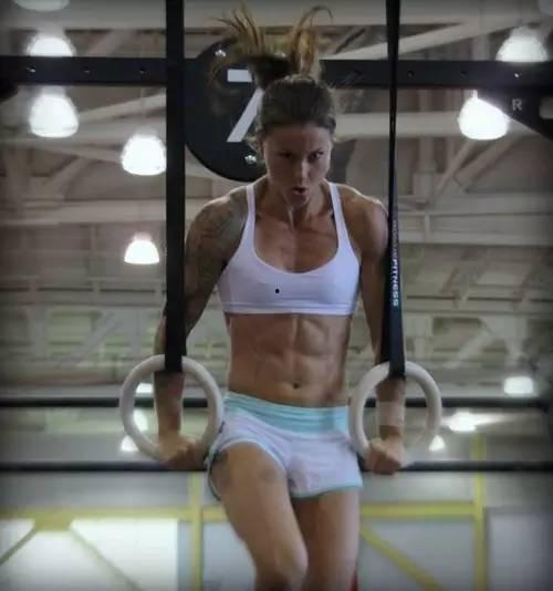 纹身女健身吃瓜,吃瓜群众眼中的健身新风尚