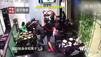 吃瓜看戏的小熊