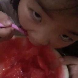 宝宝吃瓜怎么切视频,视频教你轻松制作宝宝美食