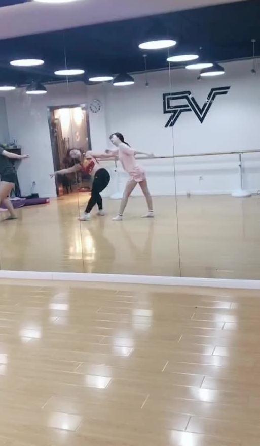 吃瓜视频看跳舞上吃瓜,舞蹈魅力引爆网络，上吃瓜带你领略舞者风采